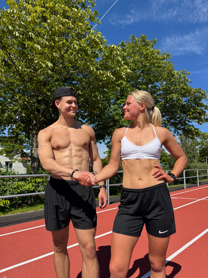 Tränaren håller i en medalj.